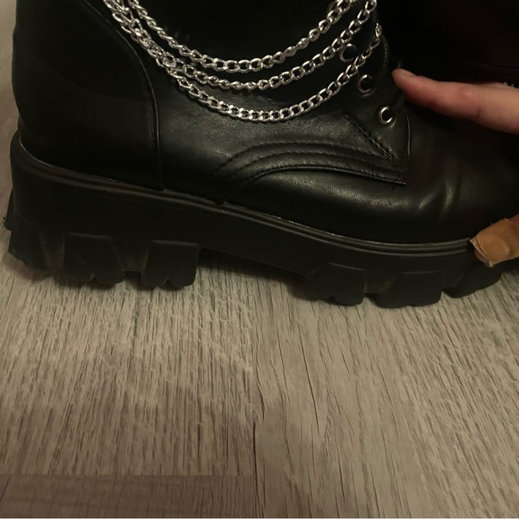 Slightly Platformed Chained Boots From Hot Topic Size 7 Not Used A Lot - Picture 3 of 3